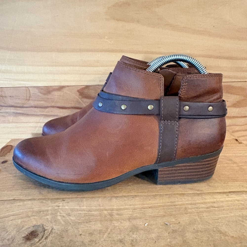 Clarks Addiy Zoie studded western ankle boots in Brown Leather size 8